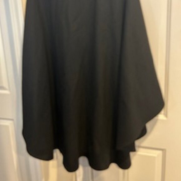 Women's Cape (Brand: Elegant Fashions) One Size Fits Most Black Button Enclosure - Picture 4 of 7